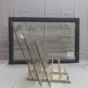 זכוכית קרמית לקמין מותקנת בדלת